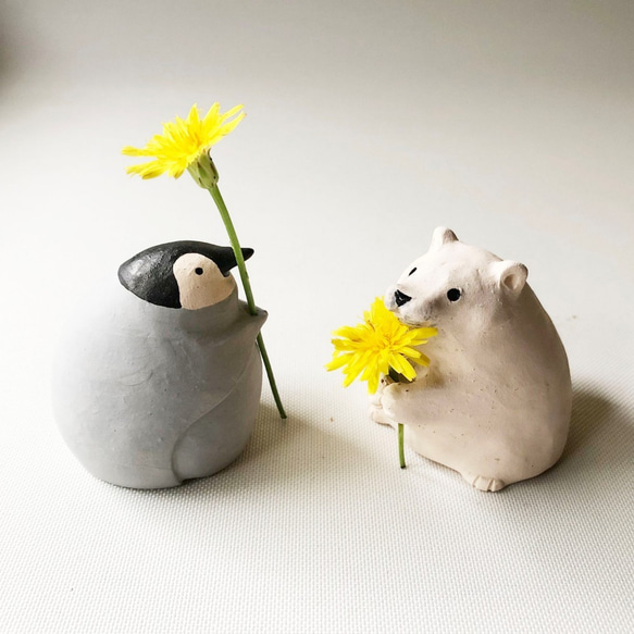 [受注制作] お花が持てちゃう仔シロクマ（素焼きの仔シロクマ　置物） 5枚目の画像