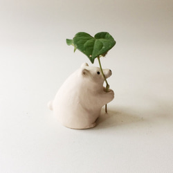 [受注制作] お花が持てちゃう仔シロクマ（素焼きの仔シロクマ　置物） 7枚目の画像