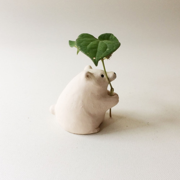 [受注制作] お花が持てちゃう仔シロクマ（素焼きの仔シロクマ　置物） 7枚目の画像