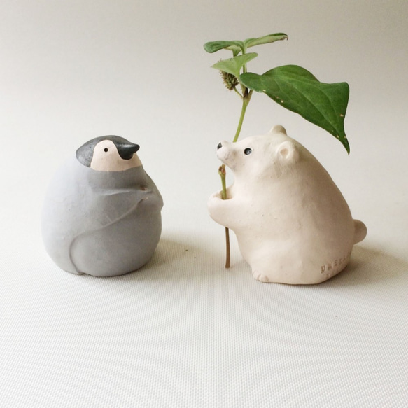 [受注制作] お花が持てちゃう仔シロクマ（素焼きの仔シロクマ　置物） 8枚目の画像
