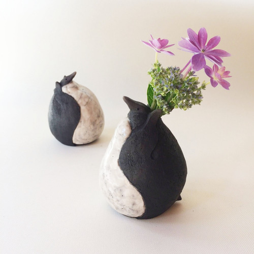 受注制作]PENGUIN TSUBO・縦（楽焼きのペンギン 花器） 一輪挿し