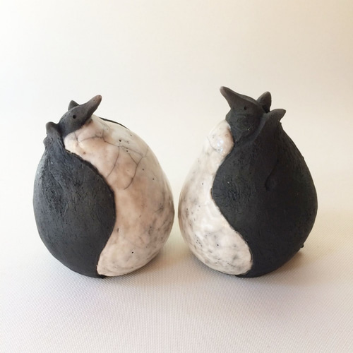 受注制作]PENGUIN TSUBO・縦（楽焼きのペンギン 花器） 一輪挿し・花瓶