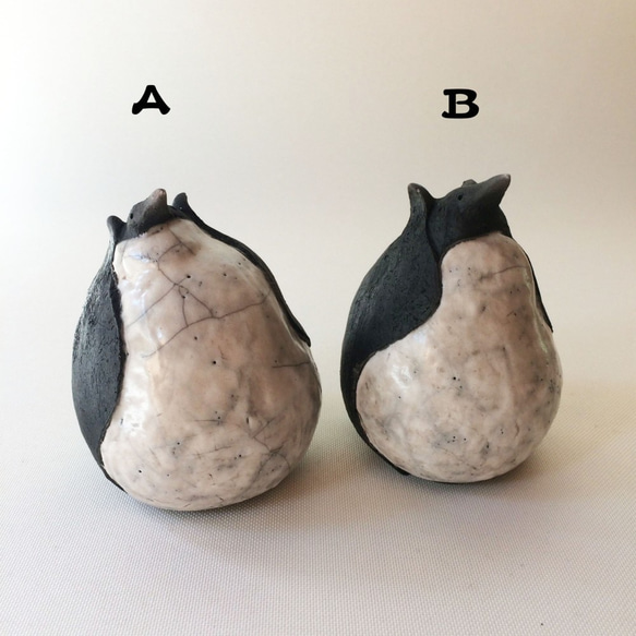 [受注制作]PENGUIN TSUBO・縦（楽焼きのペンギン　花器） 10枚目の画像