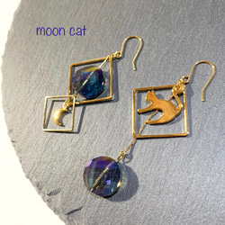 K16GP 猫と月のキラキラガラス アシンメトリー★ピアスorイヤリング(ブルーオーロラ)ゴールド大ぶり 1枚目の画像