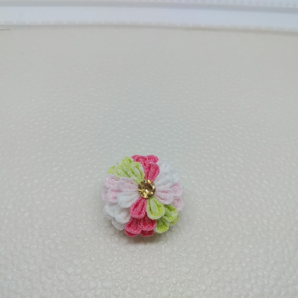 「つまみ細工」マスクチャームクリップ(濃いピンク系まる菊花) 1枚目の画像