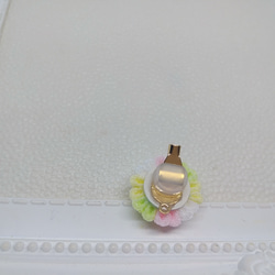 「つまみ細工」マスクチャームクリップ(まる菊花、淡いピンク系、金平糖) 2枚目の画像