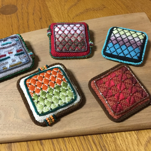 こぎん刺しビーズブローチ/バッグチャーム/刺繍/オンリーワン