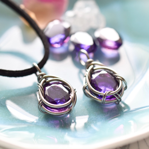 合成カラーチェンジサファイアのワイヤーラップペンダント ネックレス