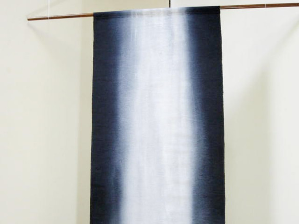 絹地 タペストリー K-1「手描き 黒地 ぼかし染め 神滝」45x125cm (送料込) 3枚目の画像