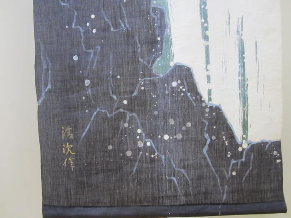 本麻地 タペストリー A-4 「ローケツ染め 深山の滝」60x120cm (送料込) 2枚目の画像
