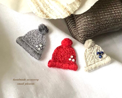 耳元でほっこり小さなニット帽の刺繍ピアス/イヤリング(片耳用) ピアス 
