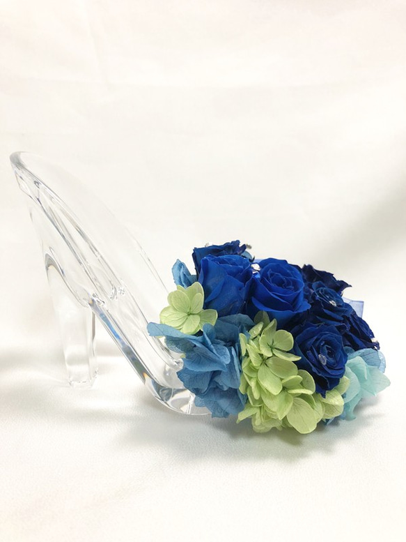【プリザーブドフラワー／ガラスの靴リングピロー】深い深い青い薔薇が心に秘めたひそやかな想いにふんわりリボンを添えて 2枚目の画像