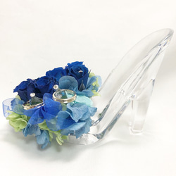 【プリザーブドフラワー／ガラスの靴リングピロー】深い深い青い薔薇が心に秘めたひそやかな想いにふんわりリボンを添えて 3枚目の画像