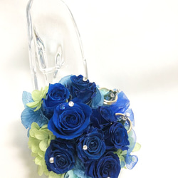【プリザーブドフラワー／ガラスの靴リングピロー】深い深い青い薔薇が心に秘めたひそやかな想いにふんわりリボンを添えて 4枚目の画像