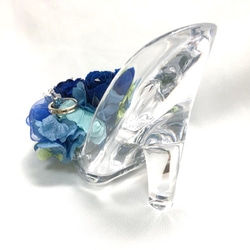 【プリザーブドフラワー／ガラスの靴リングピロー】深い深い青い薔薇が心に秘めたひそやかな想いにふんわりリボンを添えて 6枚目の画像