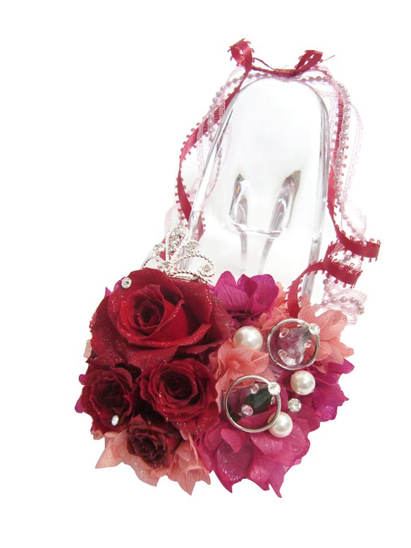【プリザーブドフラワー／ガラスの靴リングピロー】情熱の赤い薔薇とティアラに永遠の輝きを添えて 1枚目の画像