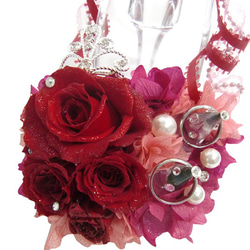 【プリザーブドフラワー／ガラスの靴リングピロー】情熱の赤い薔薇とティアラに永遠の輝きを添えて 4枚目の画像