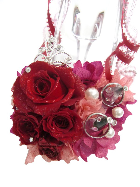 【プリザーブドフラワー／ガラスの靴リングピロー】情熱の赤い薔薇とティアラに永遠の輝きを添えて 4枚目の画像