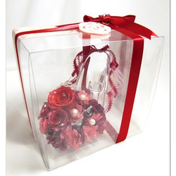 【プリザーブドフラワー／ガラスの靴リングピロー】情熱の赤い薔薇とティアラに永遠の輝きを添えて 6枚目の画像