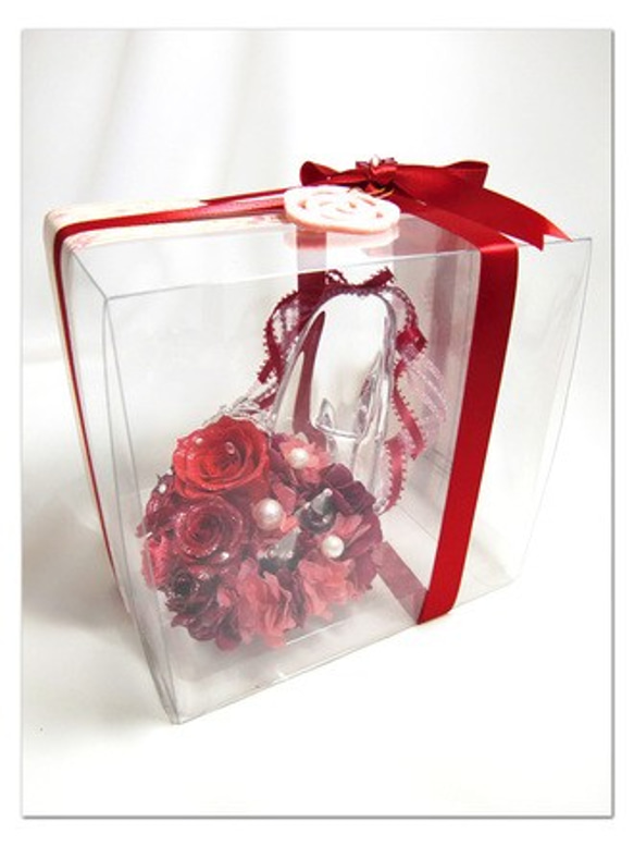 【プリザーブドフラワー／ガラスの靴リングピロー】情熱の赤い薔薇とティアラに永遠の輝きを添えて 6枚目の画像