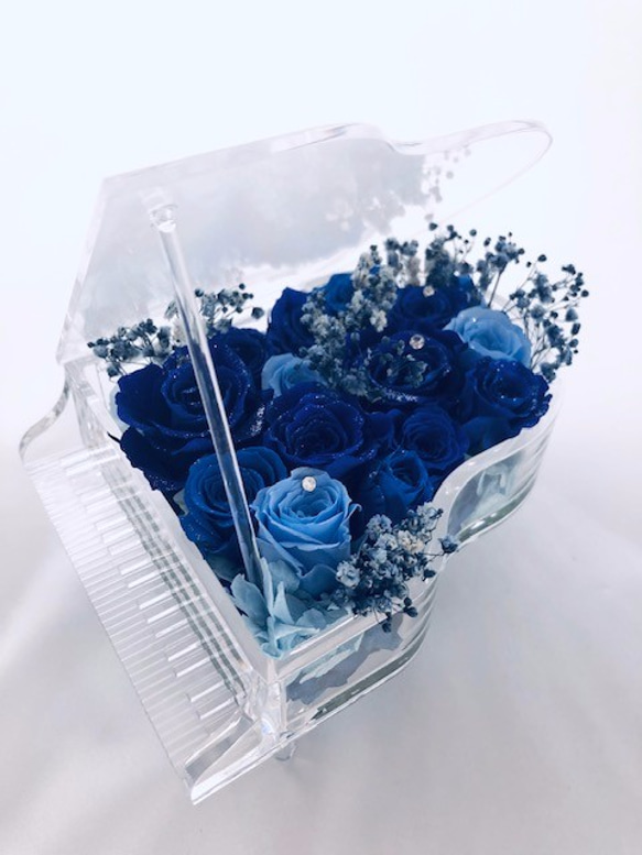 【プリザーブドフラワー／グランドピアノシリーズ】青い薔薇の祝福と奇跡 1枚目の画像