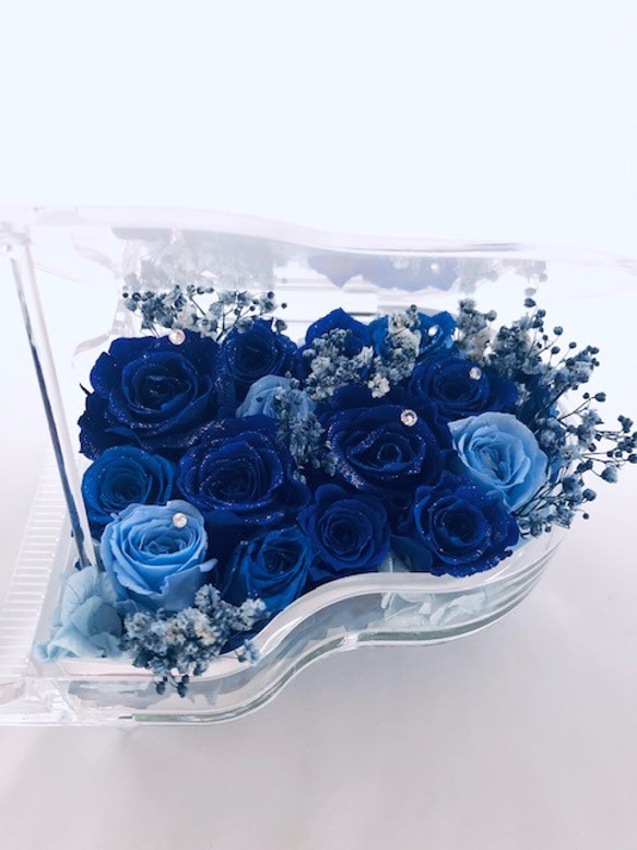 【プリザーブドフラワー／グランドピアノシリーズ】青い薔薇の祝福と奇跡 2枚目の画像
