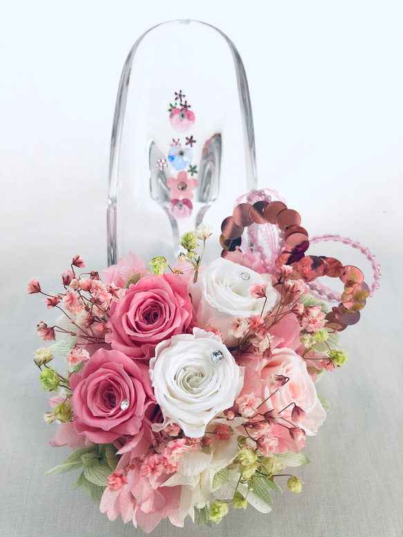 【プリザーブドフラワー／ガラスの靴シリーズ】ピンクと白の可憐なミニ薔薇とハートたちの楽しい時間 2枚目の画像
