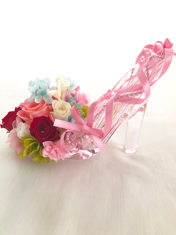 【プリザーブドフラワー ガラスの靴アレンジ】ピンクの薔薇とリボンの可愛く華やかな恋／フラワーケースリボンラッピング付き 2枚目の画像