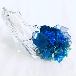 【プリザーブドフラワー／ガラスの靴シリーズ】青い薔薇の神秘にリボンとスワロフスキーの輝きを添えて 2枚目の画像