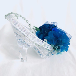 【プリザーブドフラワー／ガラスの靴シリーズ】青い薔薇の神秘にリボンとスワロフスキーの輝きを添えて 3枚目の画像