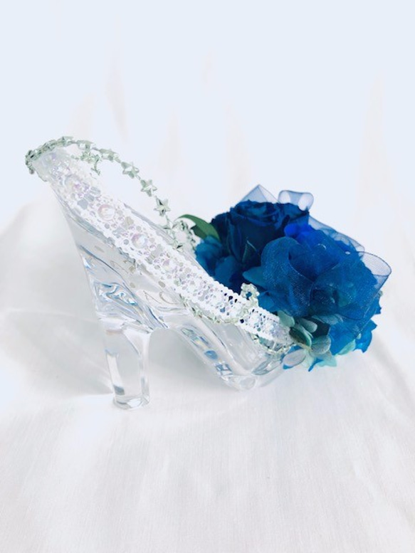 【プリザーブドフラワー／ガラスの靴シリーズ】青い薔薇の神秘にリボンとスワロフスキーの輝きを添えて 3枚目の画像