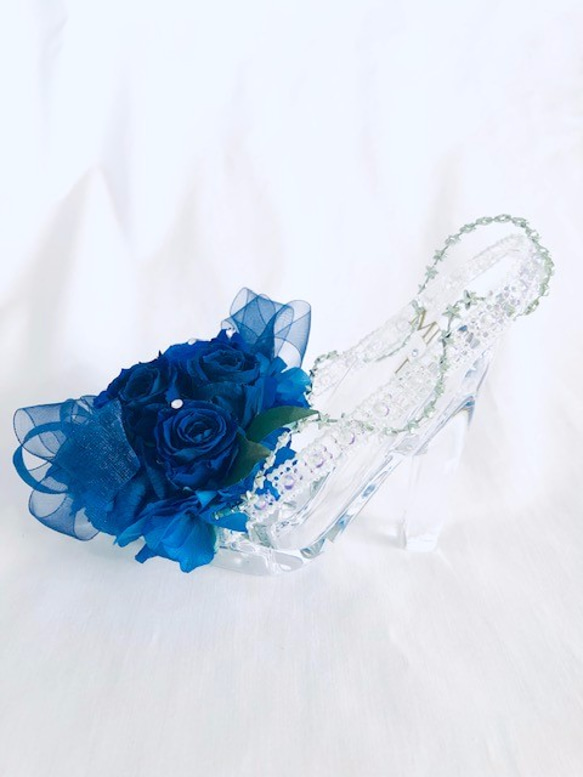 【プリザーブドフラワー／ガラスの靴シリーズ】青い薔薇の神秘にリボンとスワロフスキーの輝きを添えて 4枚目の画像