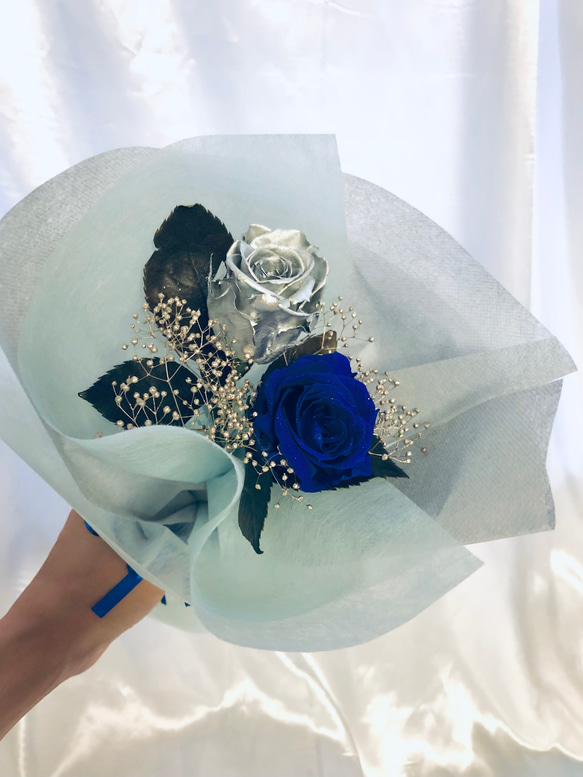 プリザーブドフラワー/シルバーと青い薔薇の花束（花束ラッピングでお届け） 3枚目の画像
