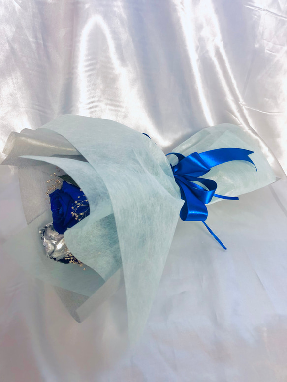 プリザーブドフラワー/シルバーと青い薔薇の花束（花束ラッピングでお届け） 5枚目の画像