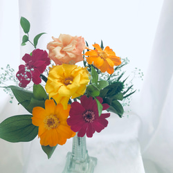プリザーブドフラワー薔薇とジニアの花束（花瓶付き） 2枚目の画像