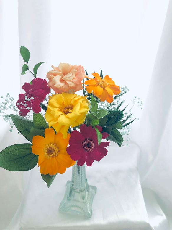 プリザーブドフラワー薔薇とジニアの花束（花瓶付き） 2枚目の画像
