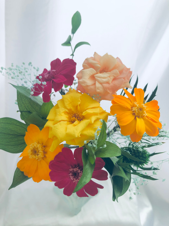 プリザーブドフラワー薔薇とジニアの花束（花瓶付き） 3枚目の画像