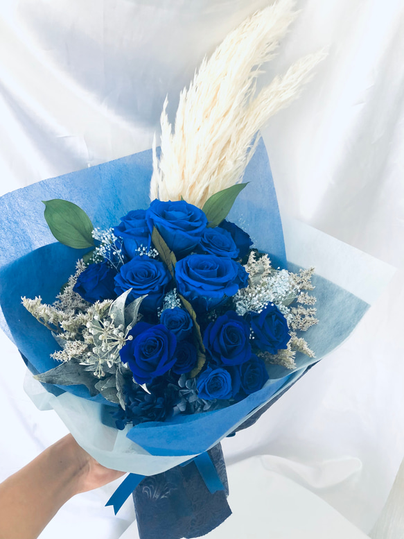 プリザーブドフラワー青い薔薇と小花の花束 1枚目の画像
