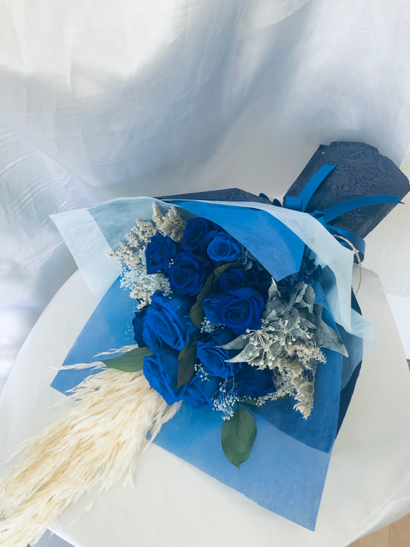 プリザーブドフラワー青い薔薇と小花の花束 2枚目の画像