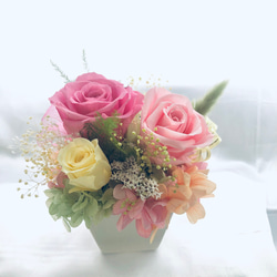 【プリザーブドフラワーピンクの薔薇と小花アレンジ/フラワーケースリボンラッピング付き】 1枚目の画像