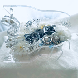 【プリザーブドフラワー／グランドピアノリングピローウェディング】シルバーローズの輝きと白い花たちの美しくピュアな音色 2枚目の画像