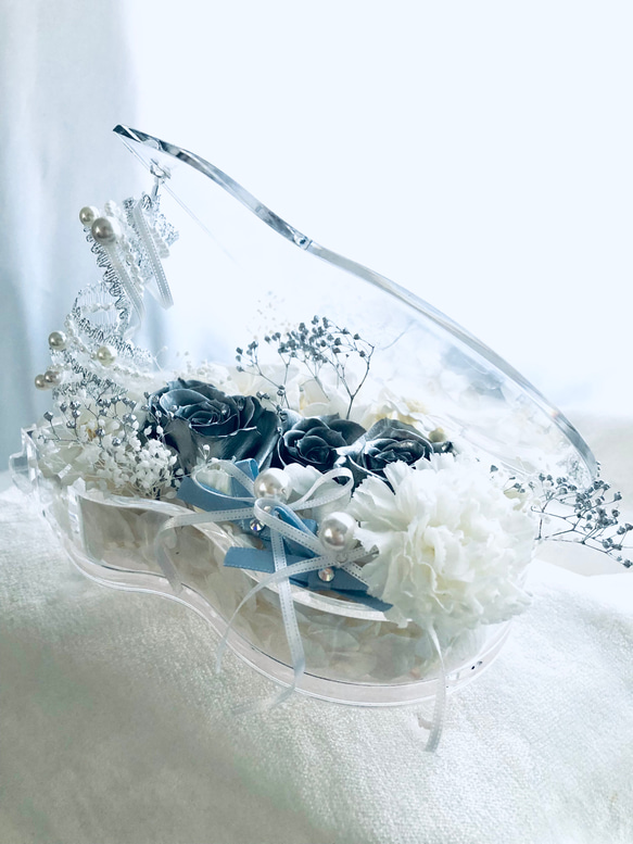【プリザーブドフラワー／グランドピアノリングピローウェディング】シルバーローズの輝きと白い花たちの美しくピュアな音色 4枚目の画像