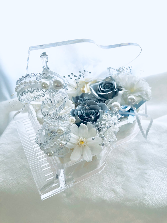 【プリザーブドフラワー／グランドピアノリングピローウェディング】シルバーローズの輝きと白い花たちの美しくピュアな音色 5枚目の画像