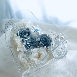 【プリザーブドフラワー／グランドピアノリングピローウェディング】シルバーローズの輝きと白い花たちの美しくピュアな音色 6枚目の画像