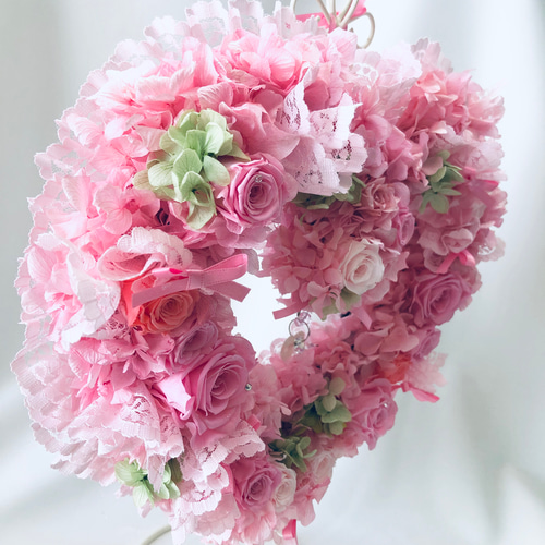 プリザーブドフラワー／ハートリースアレンジ】ピンク色の薔薇たちが