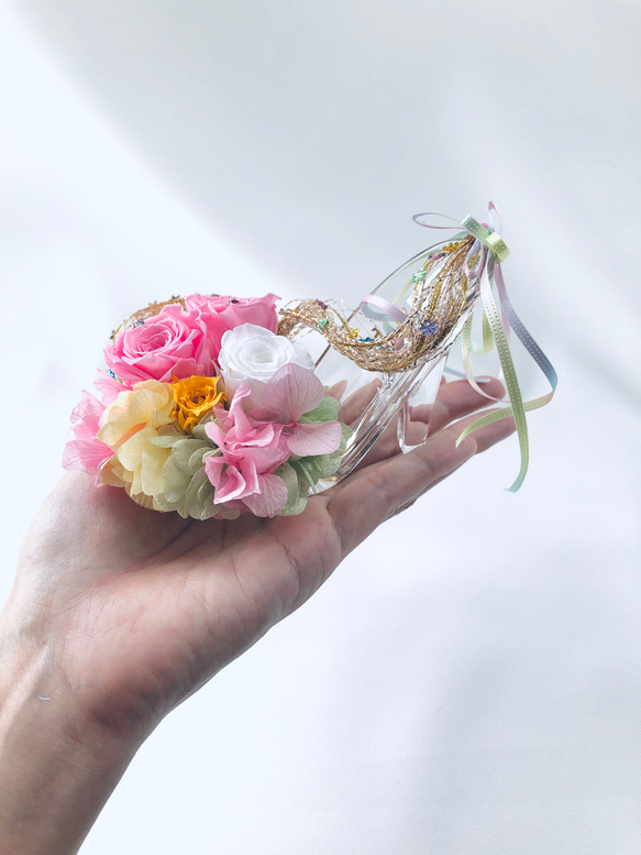【プリザーブドフラワー／ガラスの靴ミニシリーズ】プリンセスの金色の髪の魔法のミニサイズのガラスの靴 2枚目の画像