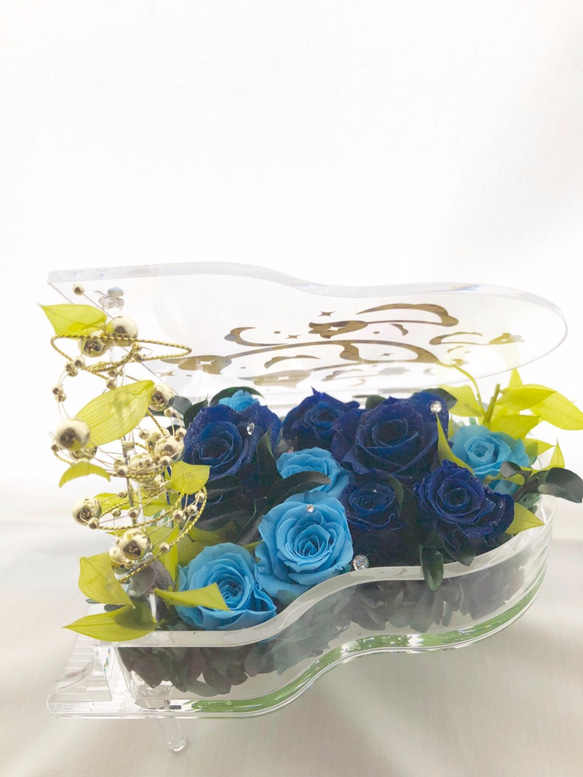 【プリザーブドフラワー／グランドピアノシリーズ】青とブルーの薔薇と葉を添えて透き通るなうなメロディーの流れを感じて 2枚目の画像