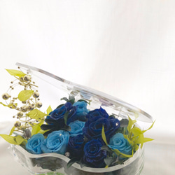 【プリザーブドフラワー／グランドピアノシリーズ】青とブルーの薔薇と葉を添えて透き通るなうなメロディーの流れを感じて 4枚目の画像