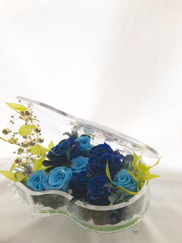 【プリザーブドフラワー／グランドピアノシリーズ】青とブルーの薔薇と葉を添えて透き通るなうなメロディーの流れを感じて 4枚目の画像