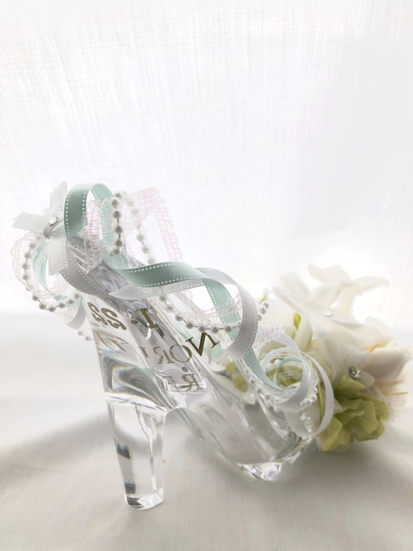 プリザーブドフラワーガラスの靴リングピロー／白い薔薇とジャスミンの祝福 3枚目の画像